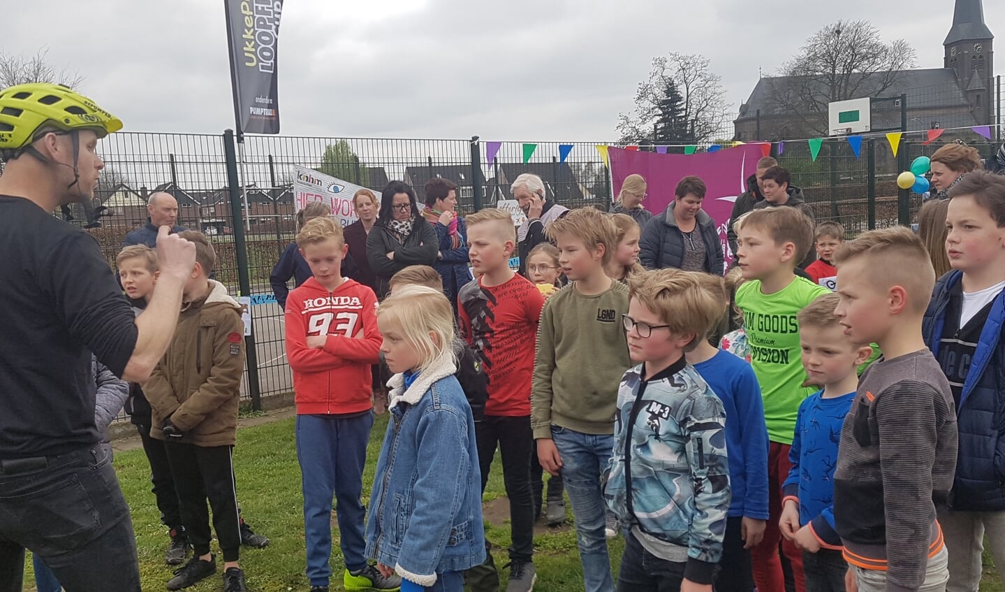De kinderen uit Harreveld krijgen uitleg over het gebruik van de pumptrackbaan. 