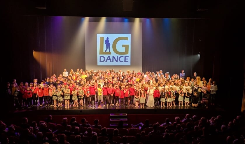 Het podium stond aardig vol met alle LG-dansers. Foto: PR