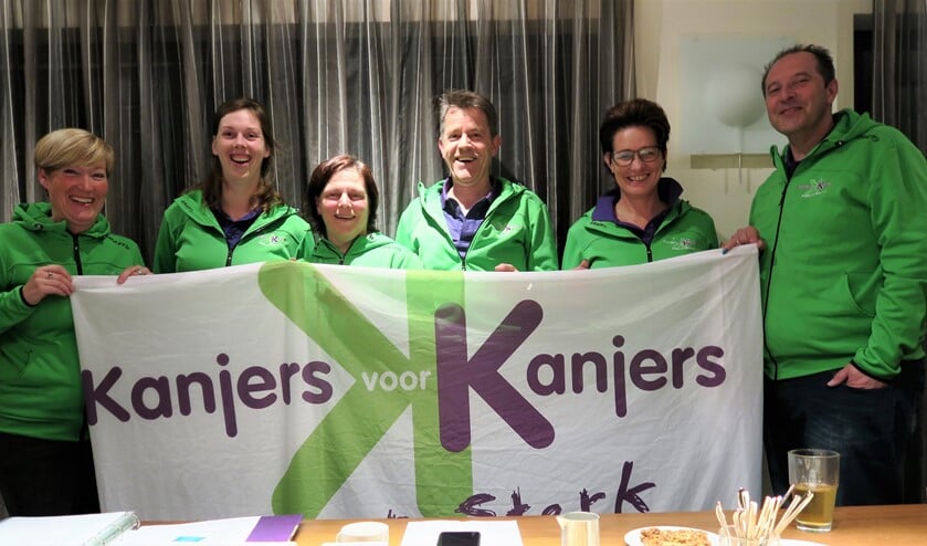 Leden van het bestuur en de projectcommissie van Kanjers voor Kanjers bijeen ter voorbereiding van het 10-jarig jubileum. Foto: Theo Huijskes