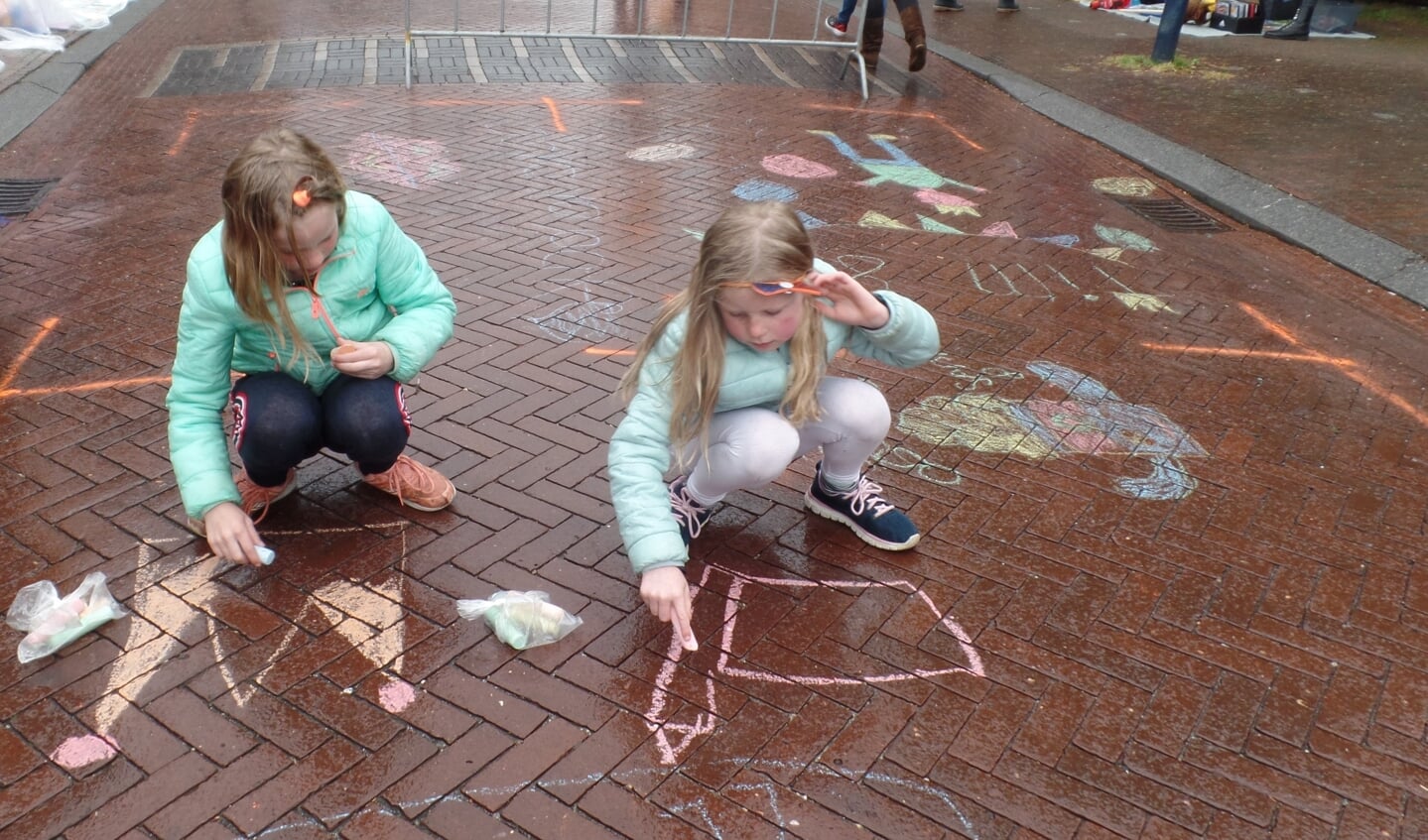 Naast de Kindermarkt konden de kinderen meedoen aan een stoeptekenwedstrijd. Foto: Jan Hendriksen