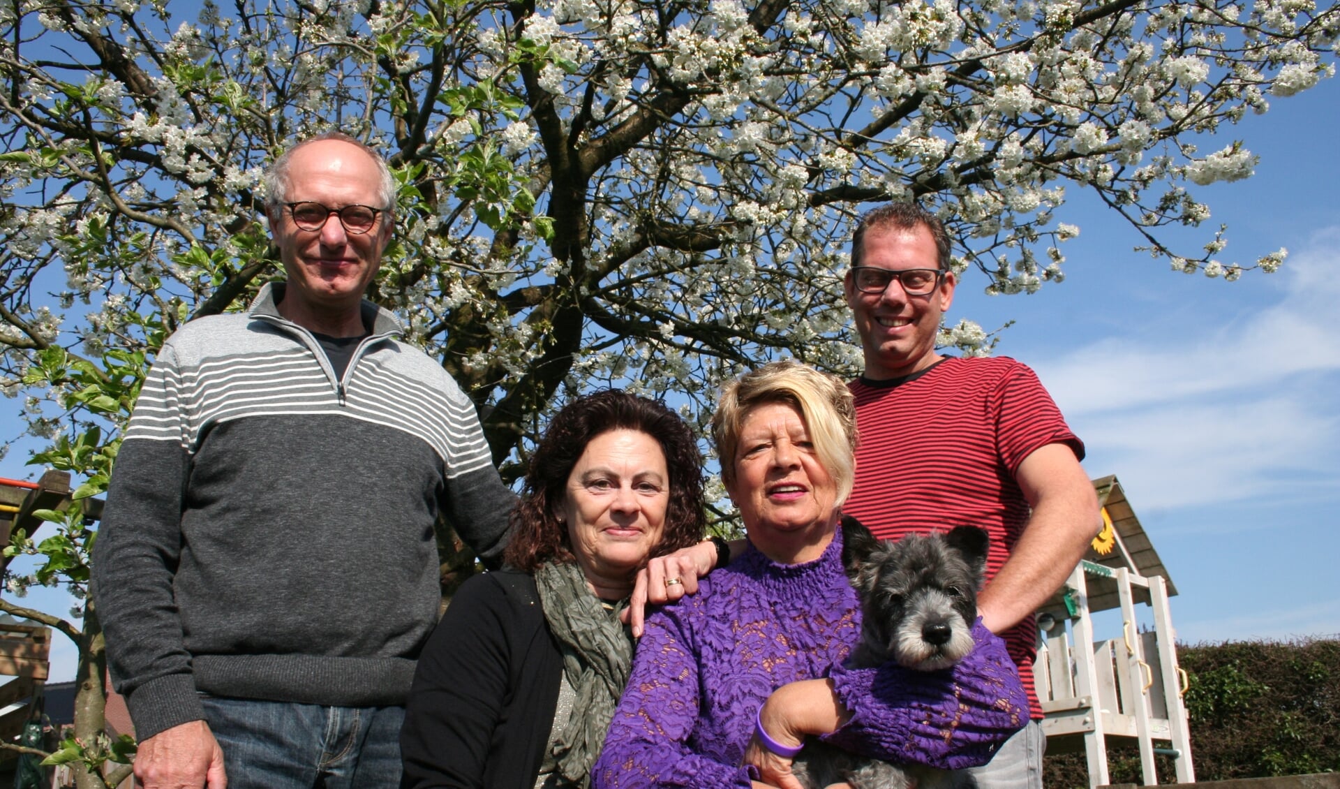 Van links naar rechts: Leendert Dijkema, Sandra Oldenkotte, Annemarie Dijkema (met hond Bikkel) en Melvin Dijkema. Foto: Verona Westera
