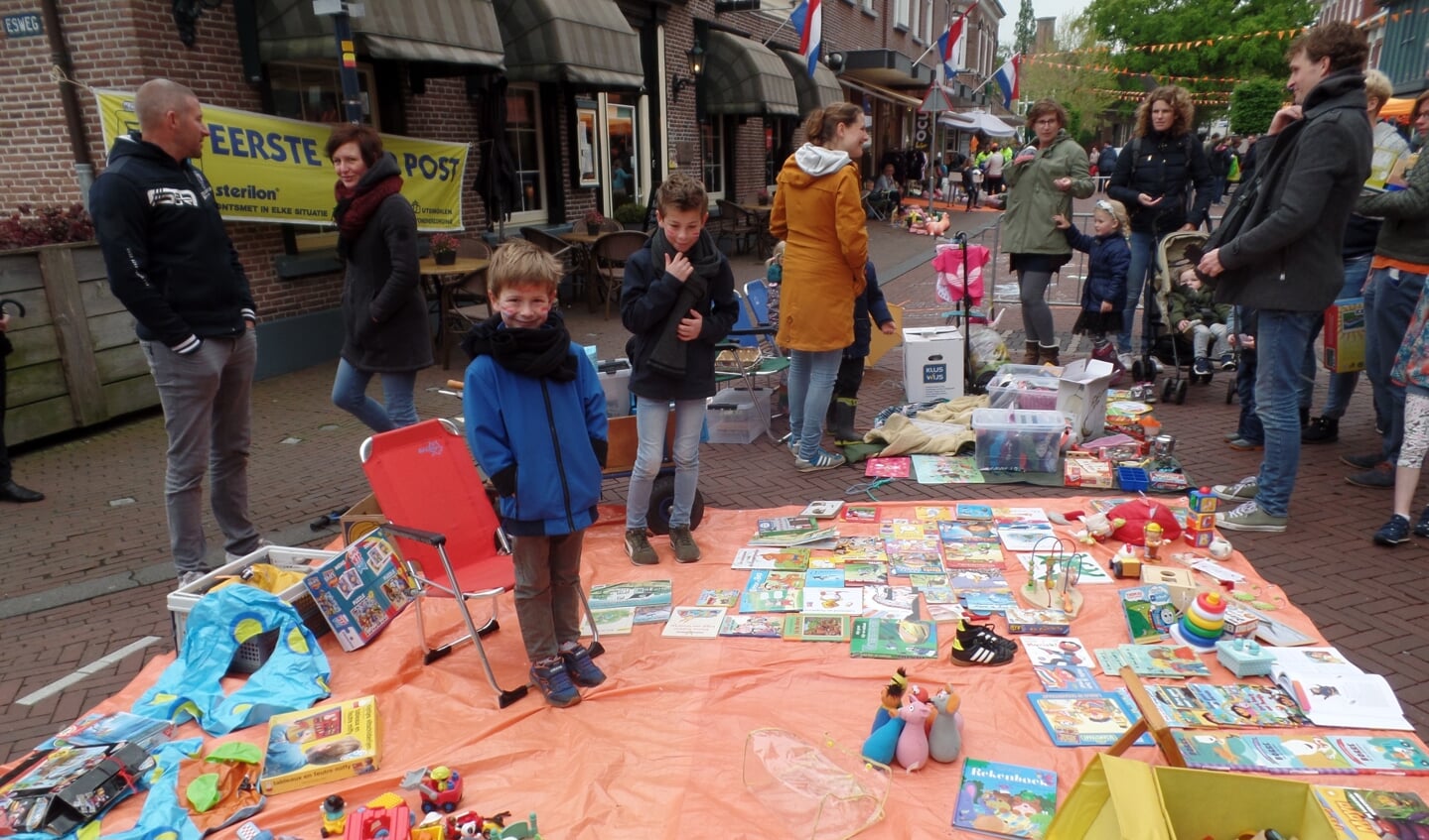 Floris en Silvijn Taken hadden strategisch midden op de Dorpsstraat hun overtollige speelgoed uitgestald.  Foto: Jan Hendriksen