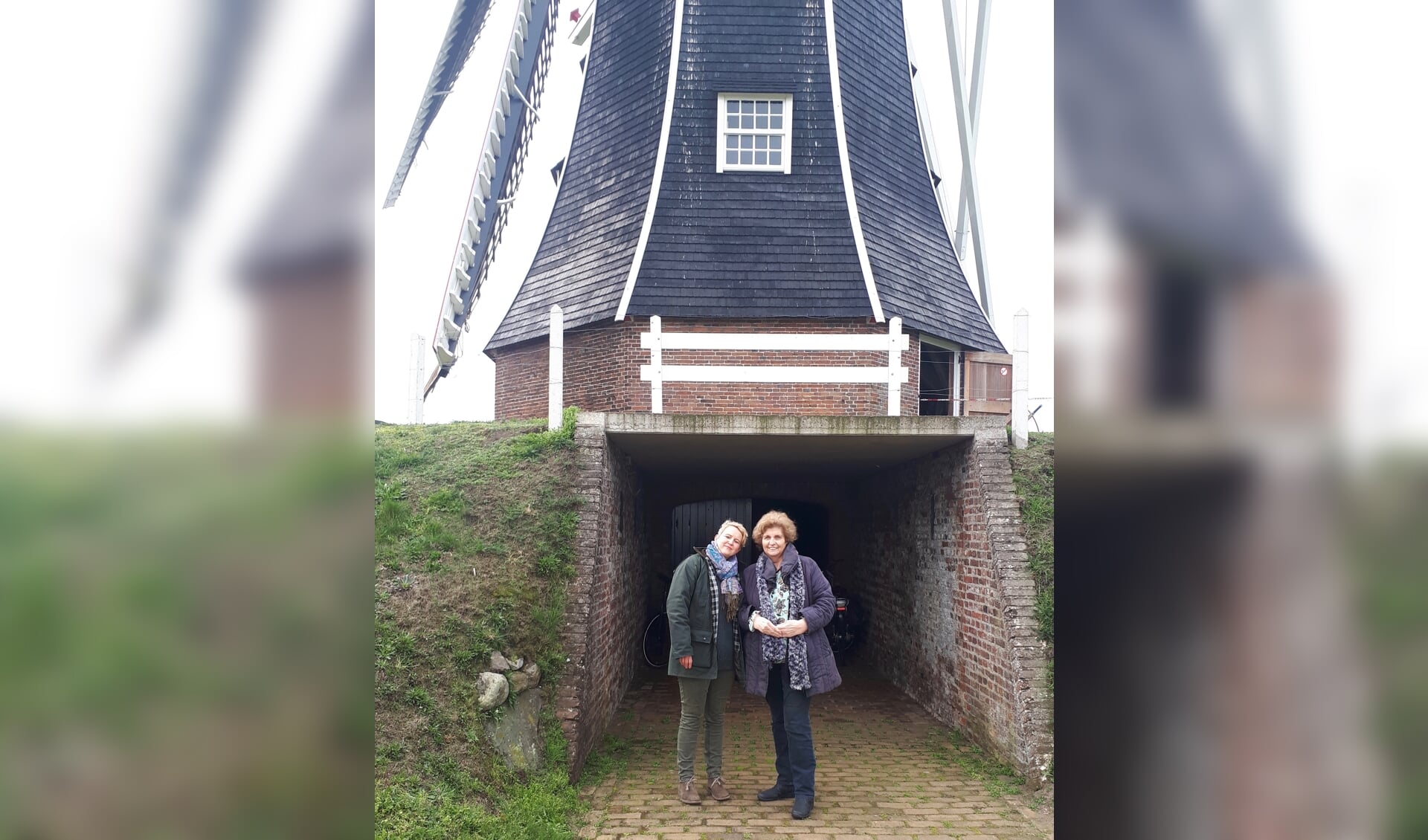Marja Fuchs (links) en Ine van Lith bij de molen. Foto: Barbara Pavinati