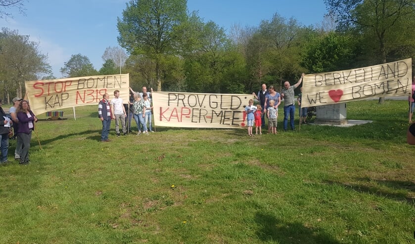 Spandoeken vormen de aftrap van het burgerinitiatief tegen de bomenkap langs provinciale wegen. Foto: Kyra Broshuis
