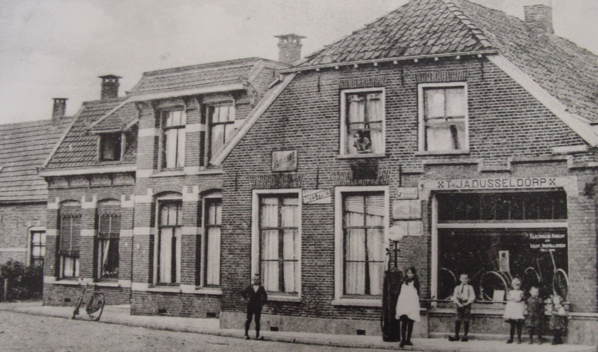 De eerste winkel van Dusseldorp Fietsen aan de Varkensmarkt anno 1920. Foto: archief familie Dusseldorp