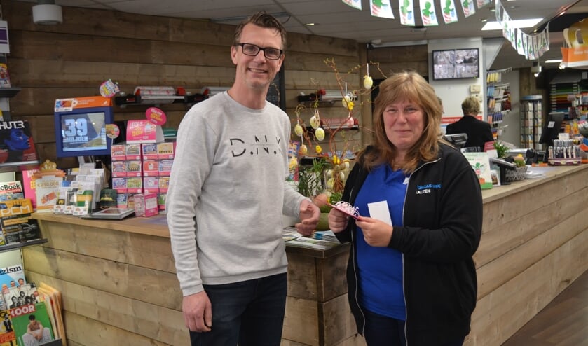 Marja krijgt een cadeaubon van Meneer Kees voor haar winnende limerick. Foto: Karin Stronks
