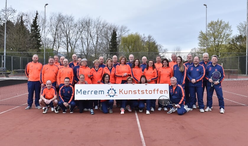 De tennissers in hun fraaie nieuwe tenue. Foto: Jan Willem Mateman