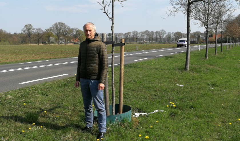 Jan Zappeij wijst op de grilligheid van het aanplantbeleid langs de N315. Foto: Rob Weeber