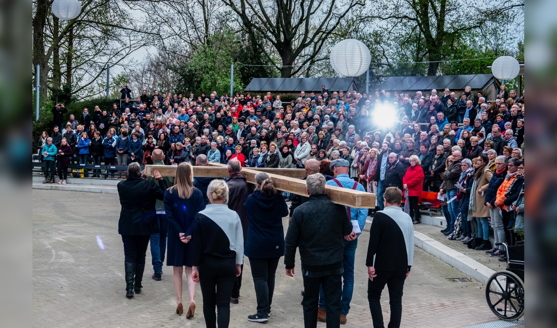 Het binnendragen van het kruis in het Openluchttheater. Foto: PR Openluchttheater