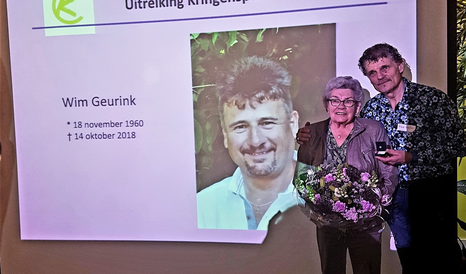 Marcel Borkus en de moeder van Wim Geurink namen de onderscheiding in ontvangst. Foto: PR