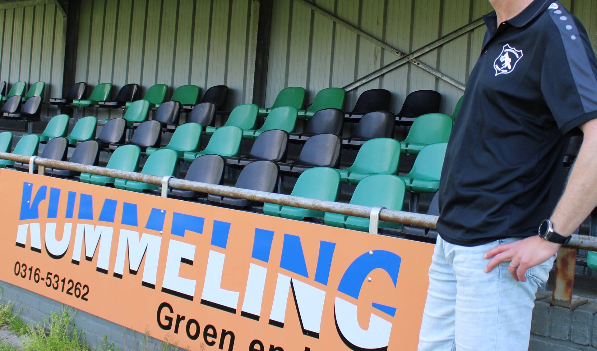 Trainer Frank Burgers op het hoofdveld van Sportpark De Meikamer. Foto: John van der Kamp