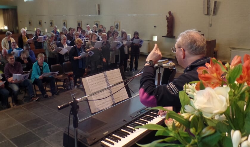 Onder leiding van Frank Sterenborg wordt er nog druk gerepeteerd. Foto: Jan Hendriksen,