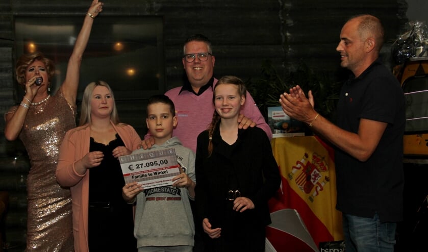 Robert te Winkel kreeg de cheque van 27.095 euro in het bijzijn van Christine Carrington, Gaston Fonville, Job en Susan overhandigd van initiatiefnemer Bianca de Bruin. Foto: Liesbeth Spaansen