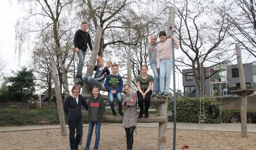 Gusta Marneth met de kinderen die meewerken aan de Passion Achterhoek. Op de foto ontbreekt Jasmijn. Foto: Annekée Cuppers