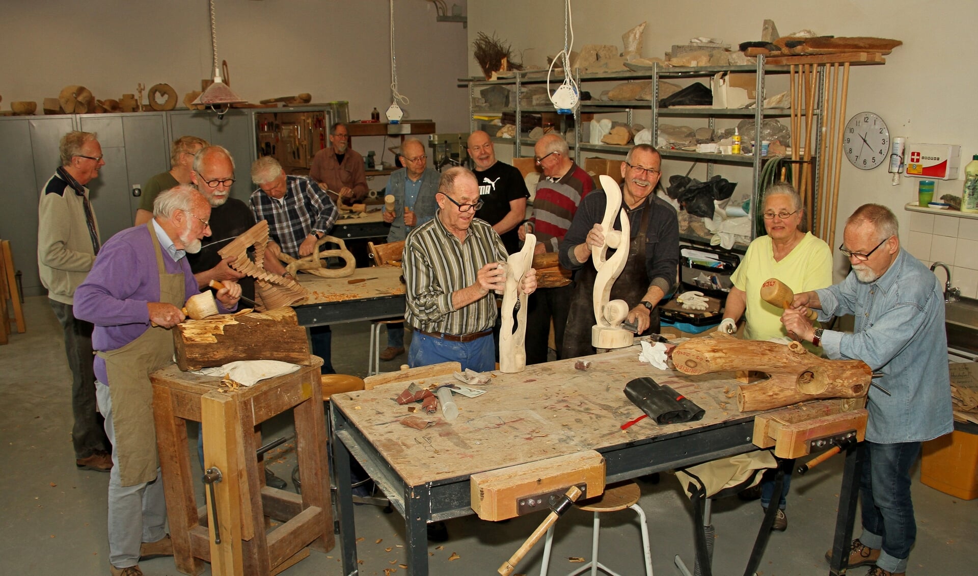Beeldhouwers aan het werk in het atelier bij De Gruitpoort in Doetinchem. Foto: Liesbeth Spaansen