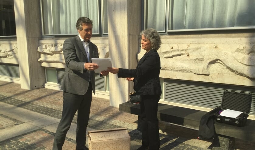 Petra Sips heeft vorige week het burgerinitiatiefvoorstel 'Stop bomenkap langs N-wegen in Gelderland' aan de griffier van Provinciale Staten Gelderland overhandigd, samen met 1.823 ondersteuningsverklaringen. Foto: PR