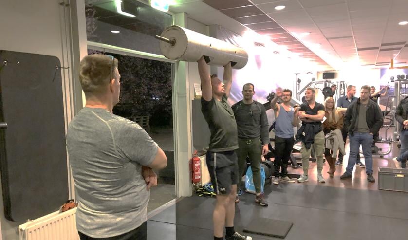 Tijdens de Kick-off op 29 maart bij Indoor Sport Vorden heeft scheidsrechter en presentator Berend Venenberg alle onderdelen voor de komende editie bekend gemaakt en aan de deelnemers toegelicht. Foto: PR.