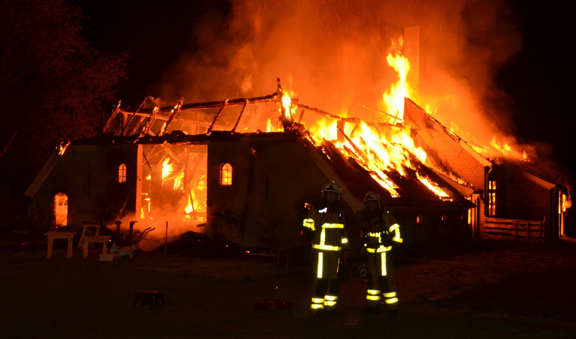 De boerderij aan de Wiersserbroekweg in Vorden brandde volledig uit. Foto: GinoPress B.V.