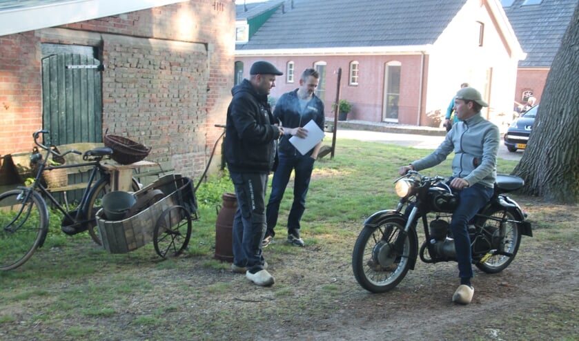 Enkele medewerken aan het openluchtspel, met wat passende rekwisieten. Foto: Lydia ter Welle