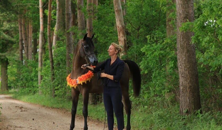 ASE Farhan met zijn trainster Kelly Delen van Elba Training Center. Foto:Reindert Jansen