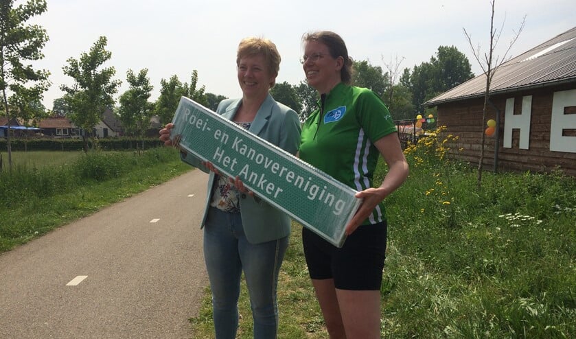 Wethouder Ria Ankersmit (l) bij de opening van de nieuwe botenloods met voorzitter Sandra van Zaal van Het Anker. Foto: PR