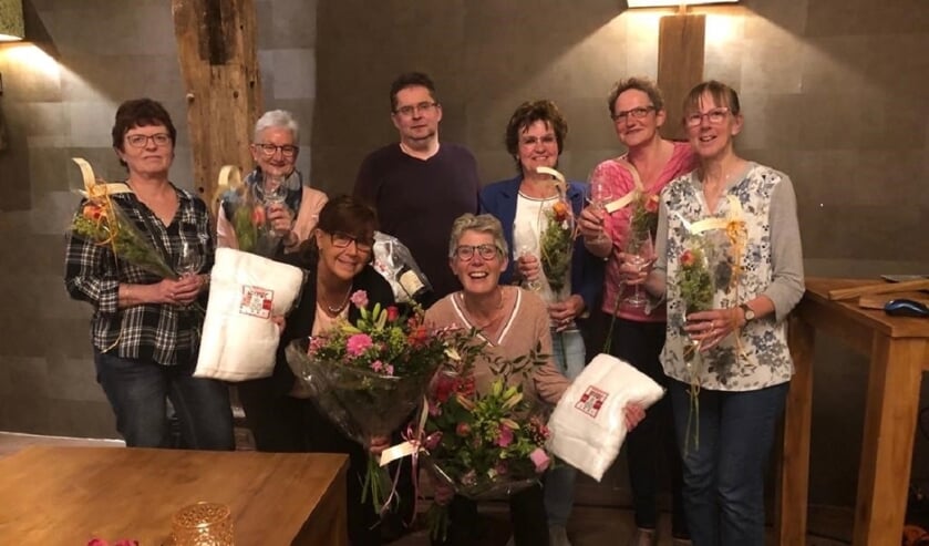 Staand v.l.n.r. Gerrie Steenhuizen, Ans Udo, Coen Beijers, Mariël Frerichs, Francien Keulen, Margriet Broens Geknield v.l.n.r. Sandra Boogaard, Ineke Beijers-Holders