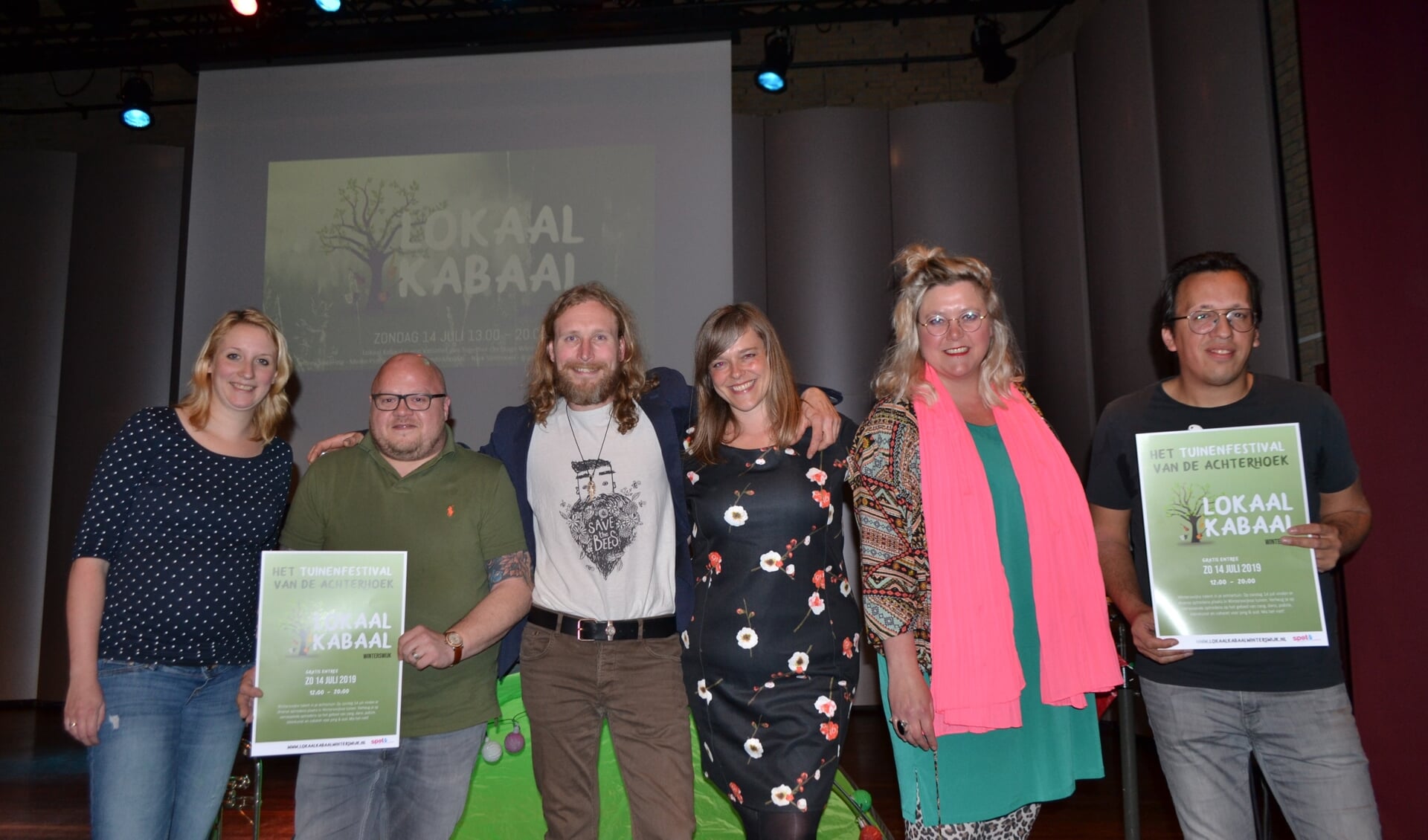 De organisatie van Lokaal Kabaal Winterswijk met geheel rechts Nicole Rouwmaat en Jeffrey Sletering. Foto: Leander Grooten