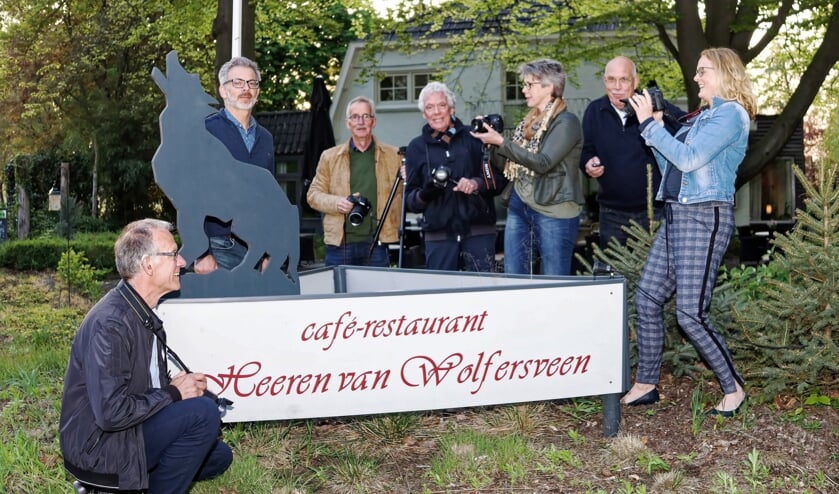 Van links naar rechts Tjeerd Visser, Michiel Brouwer (eigenaar van het restaurant Heeren van Wolfersveen), Anne Pera, Siep Miedema, Ali Bilderbeek, Ben Krudde en Evelien O'Sullivan. Jan Waard ontbreekt. Foto: Fotoclub Blik