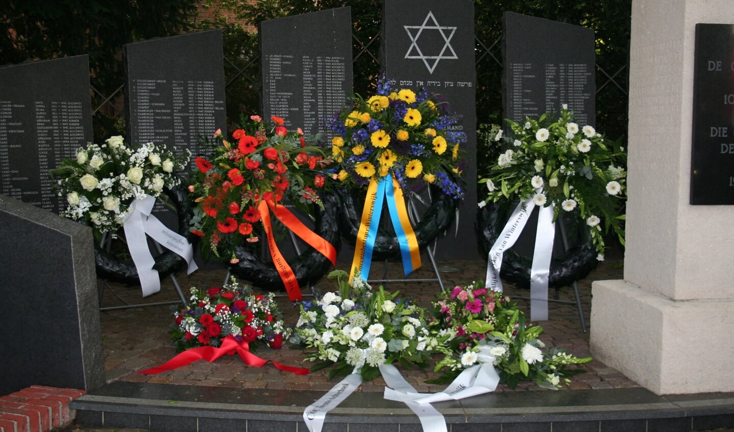 De bloemen bij het monument. Foto: Verona Westera