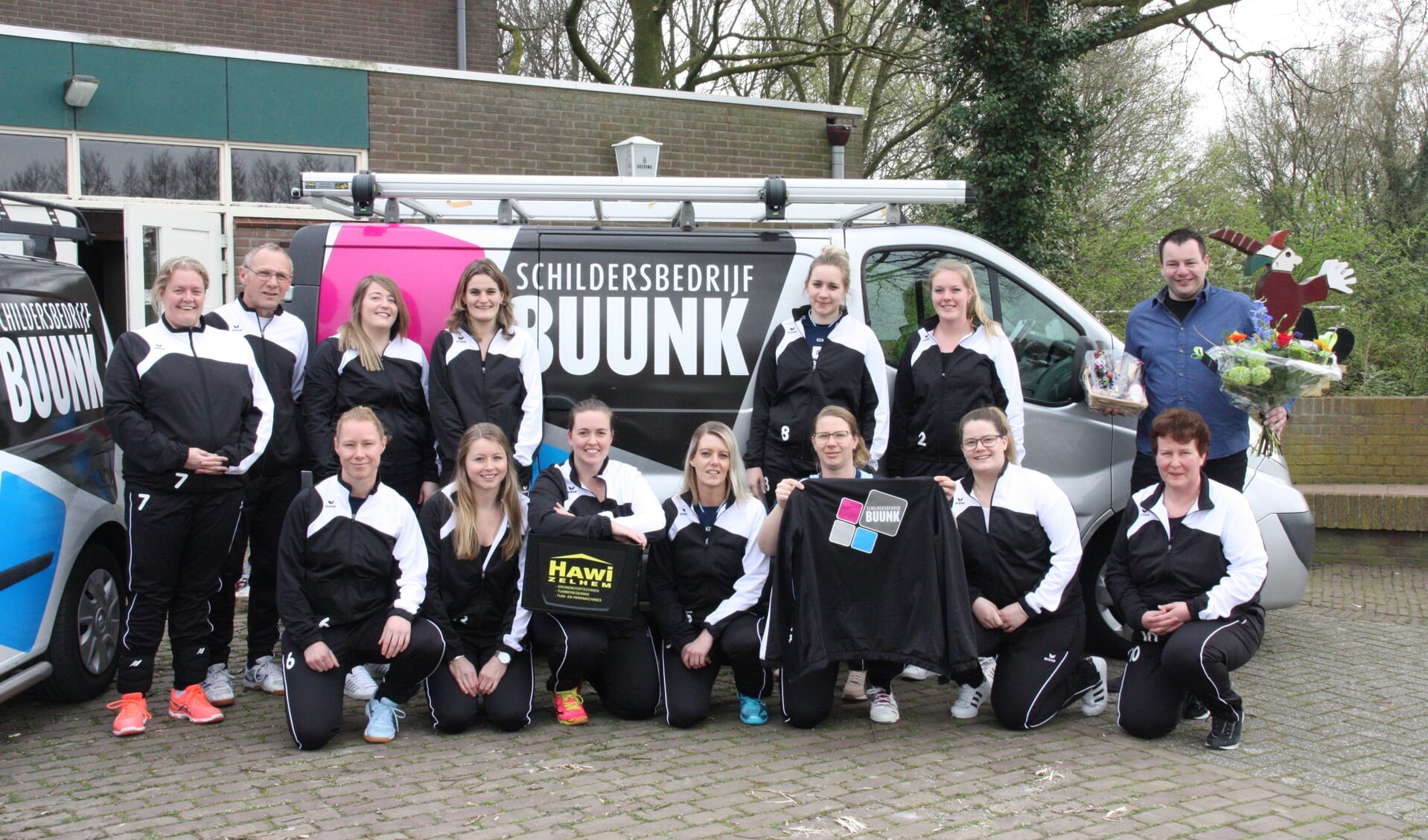 Het team in de nieuwe pakken van sponsor Schildersbedrijf Buunk. Foto: PR