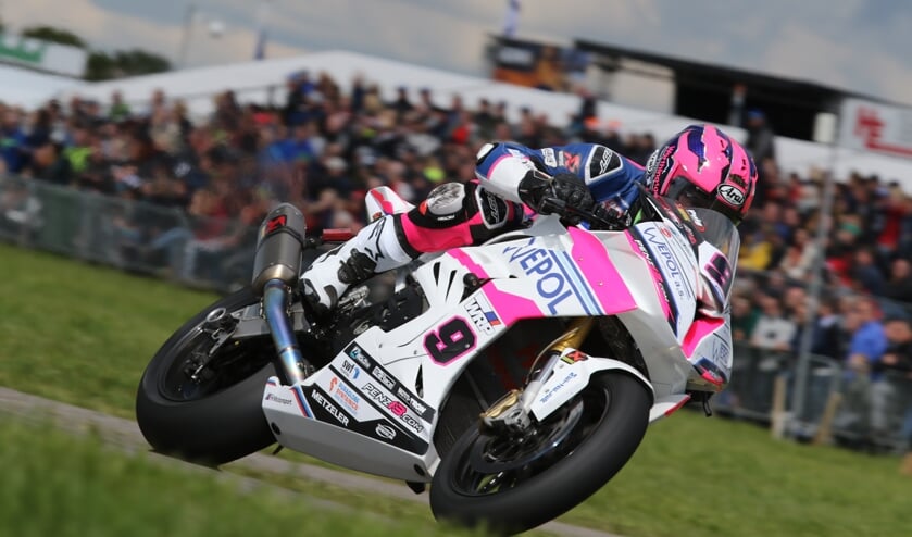 De man van de dag Davey Todd won beide IRRC Superbike races. Foto: Henk Teerink