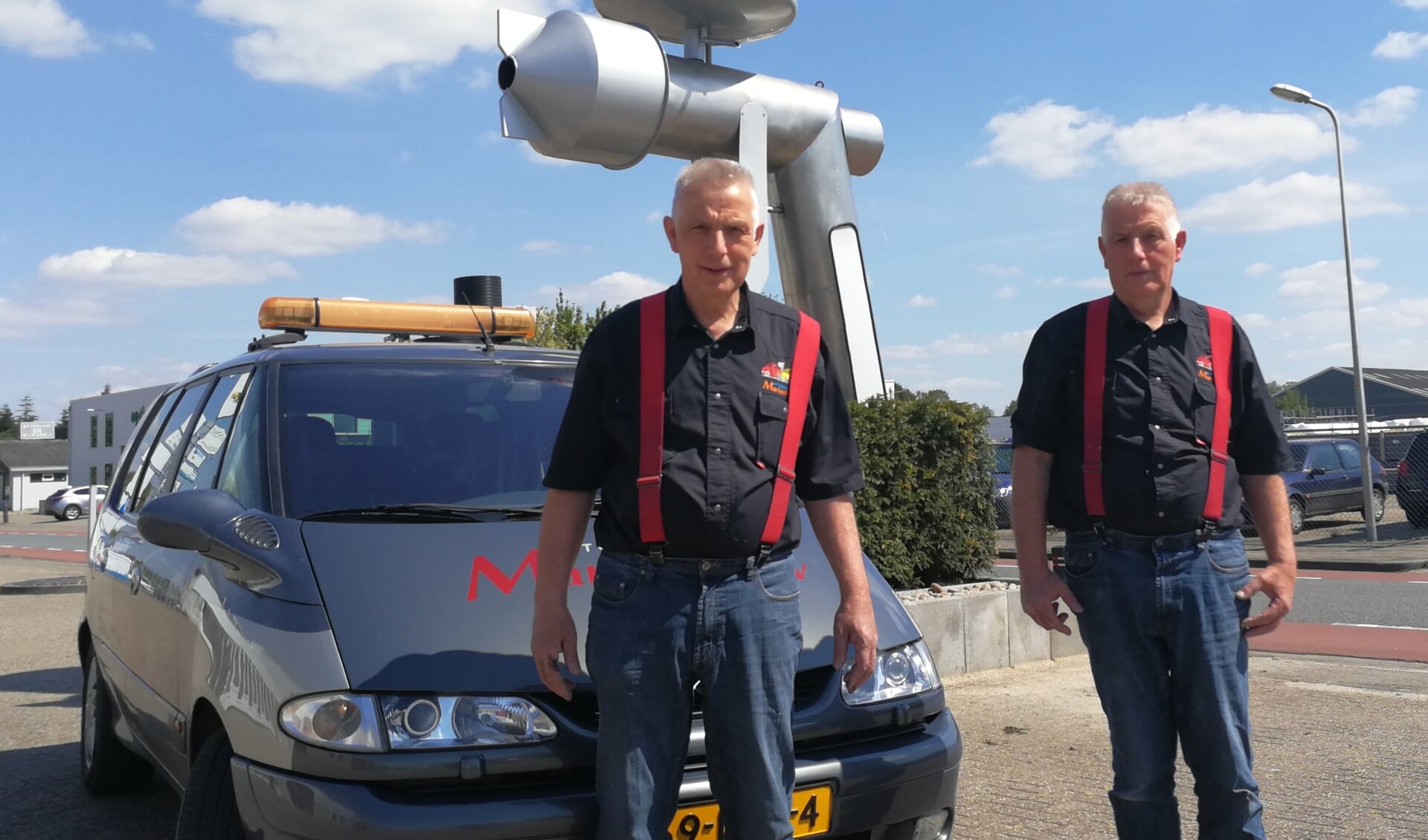 Wim (r) en Bert Markerink, 40 jaar autoschadereparateurs. Foto: Rob Weeber
