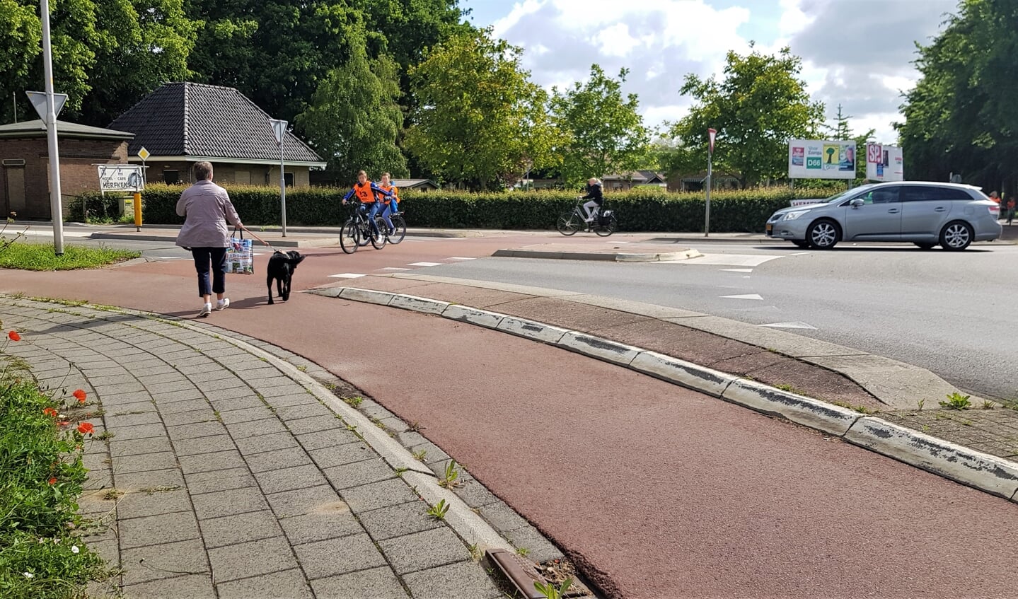 Oversteken op de rotonde in Baak tijdens het praktisch verkeersexamen. Goed opletten op andere weggebruikers en duidelijk de hand uit steken én ook nog doorfietsen. Best lastig allemaal. Foto: Alice Rouwhorst