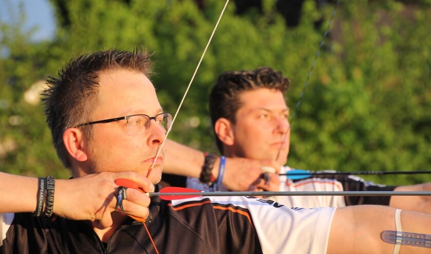 Mike Reukers (links) en Pascal trainen voor de recordpoging handboogschieten. Foto: Annekée Cuppers
