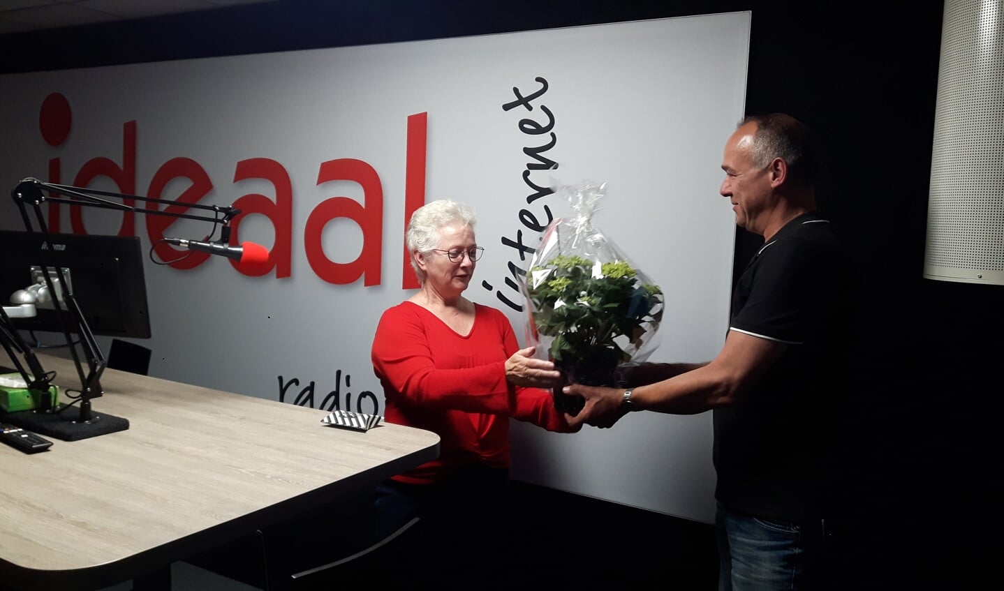René Regelink overhandigt een bloemetje aan Mariët Wasser. Foto: Joke Berendsen