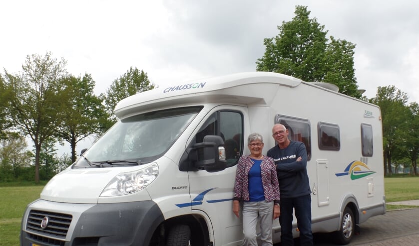 Alie en Frans Nijenhuis met de camper waarmee ze naar Moldavië reizen voor ontwikkelingswerk. Foto: Jan Hendriksen
