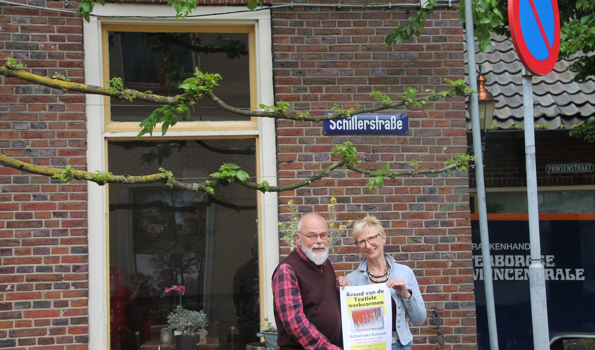 Yvonne Schippers en Rudolf-Jan Baanders voor de thuisbasis: café Schiller in Aalten. Foto: Lydia ter Welle