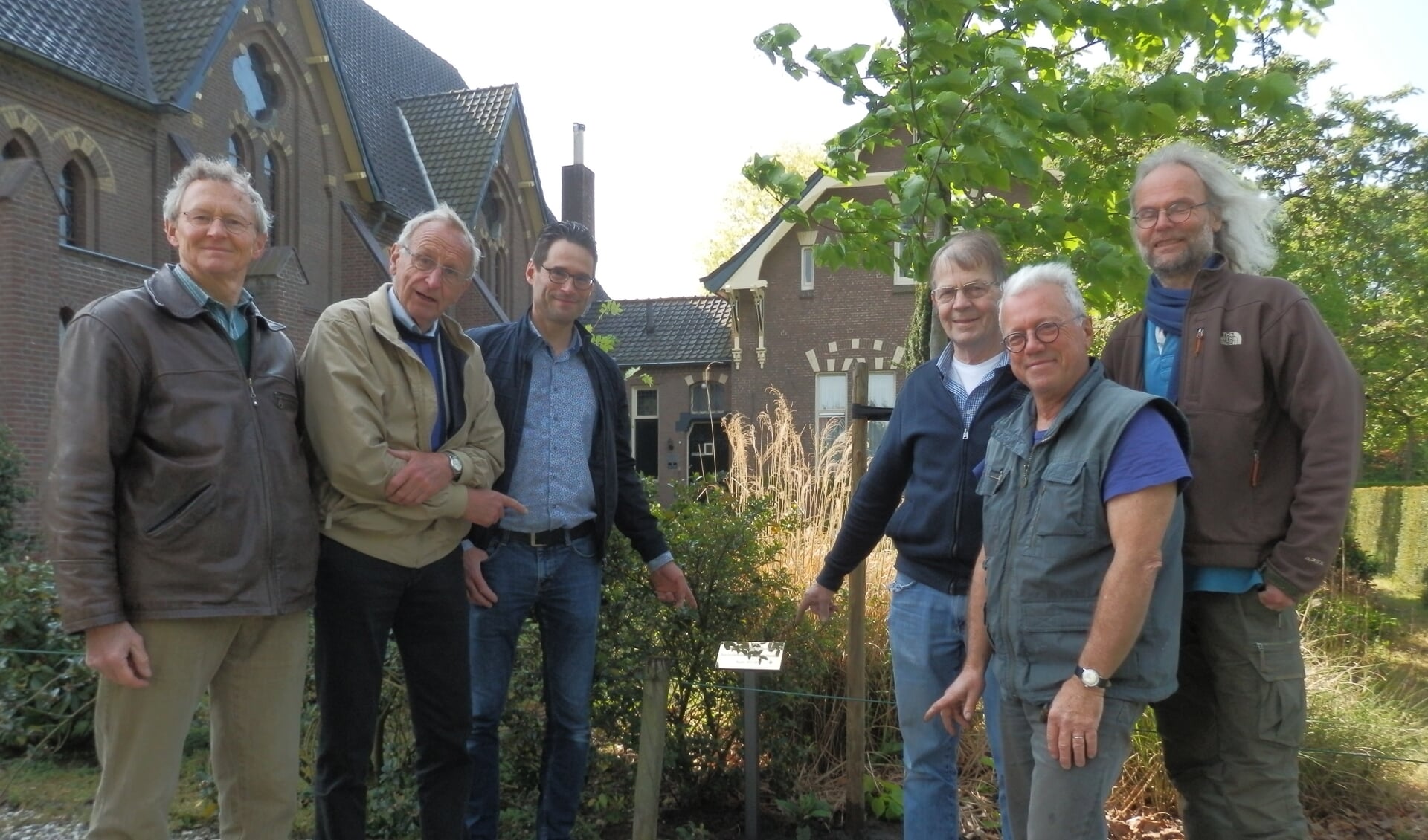 Het bestuur van bijenhoudersverenigign Steunt Elkander met enkele leden bij de boom die vorig geschonken werd. Foto: PR. 