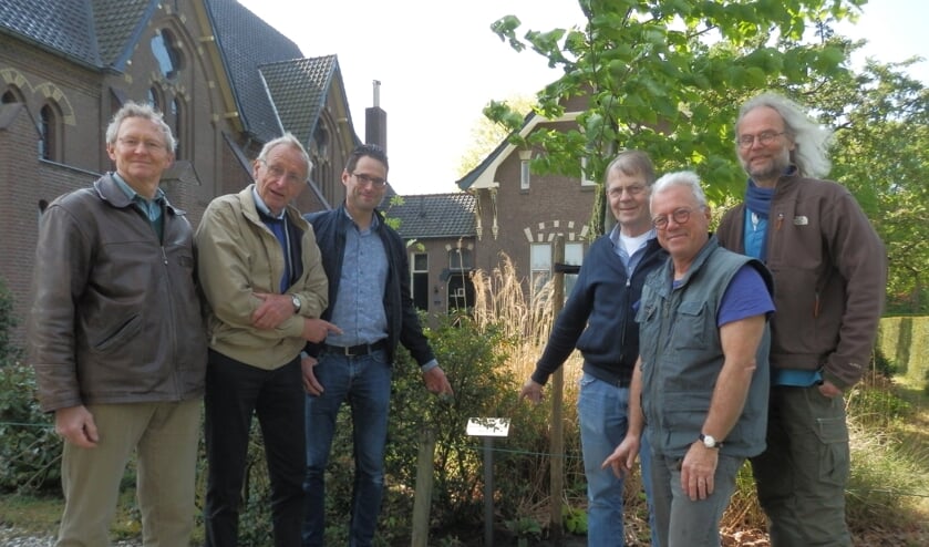 Het bestuur van bijenhoudersverenigign Steunt Elkander met enkele leden bij de boom die vorig geschonken werd. Foto: PR.