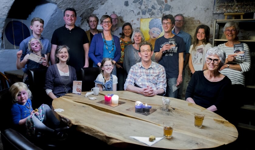 Tijdens een feestelijke bijeenkomst ontvingen twintig uitgelote spaarders extra hoofdprijzen. Foto: Pim Helmich