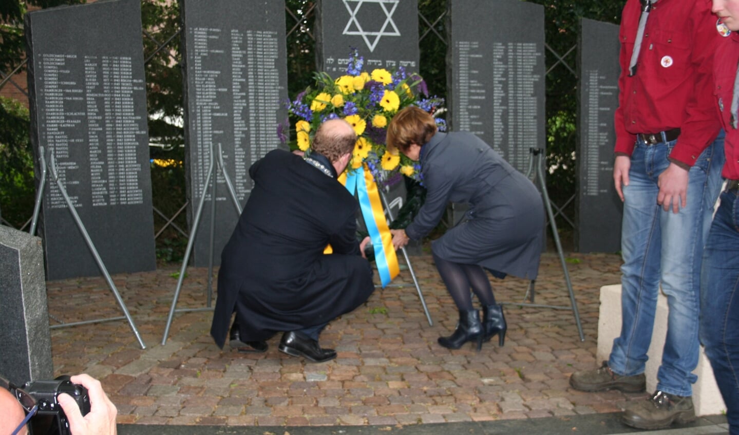 Burgemeester Bengevoord en wethouder Tineke Zomer leggen een krans bij het monument. Foto: Verona Westera