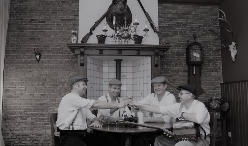 De Sleppers:Eik Kamperman, Michiel Ras, Peter Weenk en Ype Jan Banda (v.l.n.r.) proosten op hun 25-jarig bestaan. Foto: PR.