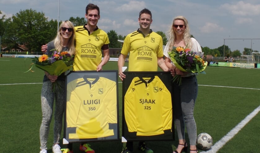 Koen en Linda Hoijtink (links) en Niek en Esther Sprukkelhorst met de aangeboden shirts. Foto: Jan Hendriksen,