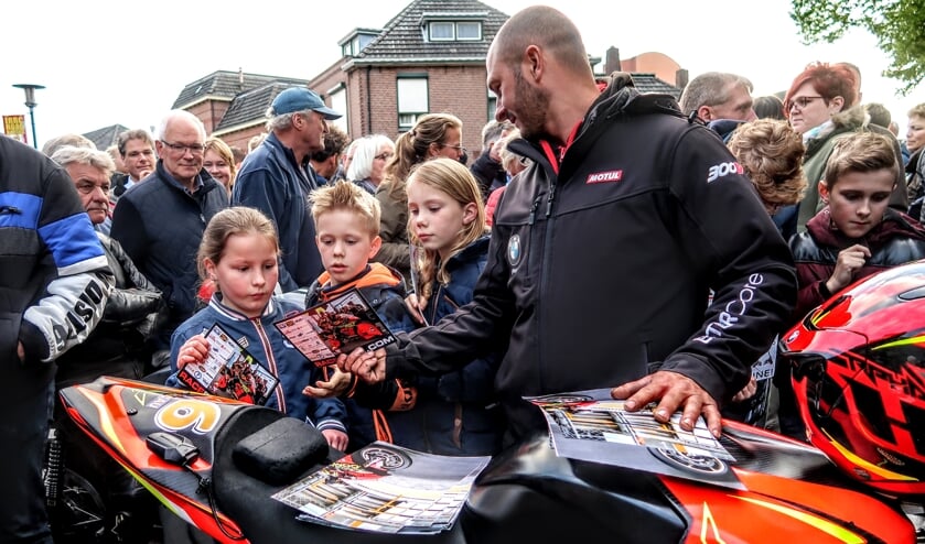 De Duitse coureur Didier Grams deelt handtekeningenkaarten uit aan de Hengelose jeugd. Foto: Luuk Stam