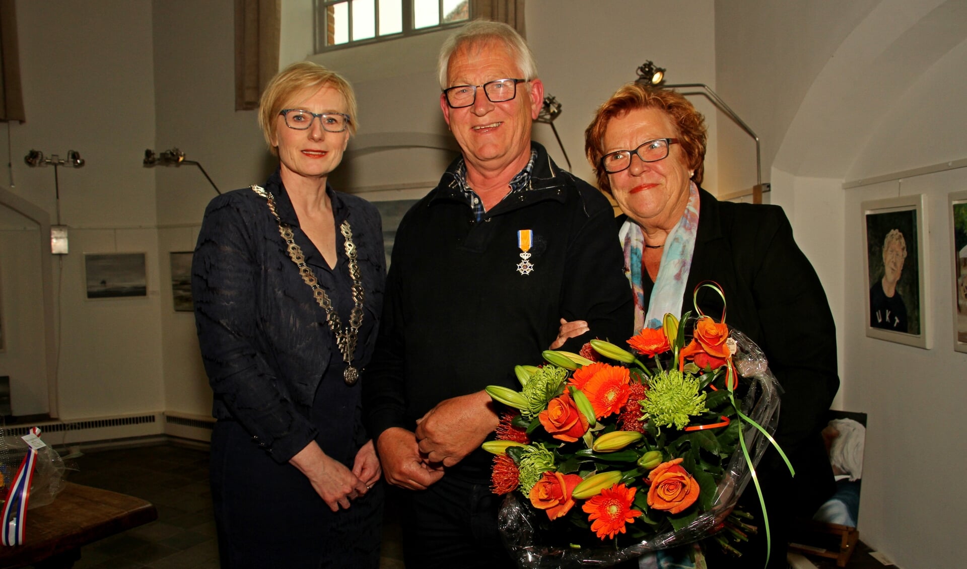 Burgemeester Besselink feliciteerde de gedecoreerde Hans Klompenhouwer en zijn vrouw Ali. Foto: Liesbeth Spaansen