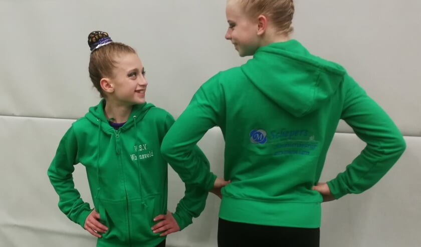 Feline en Maura in hun nieuwe jacks, mogelijk gemaakt door sponsor Marco Schepers van Schepers Hoveniersbedrijf te Lochem. Foto: PR