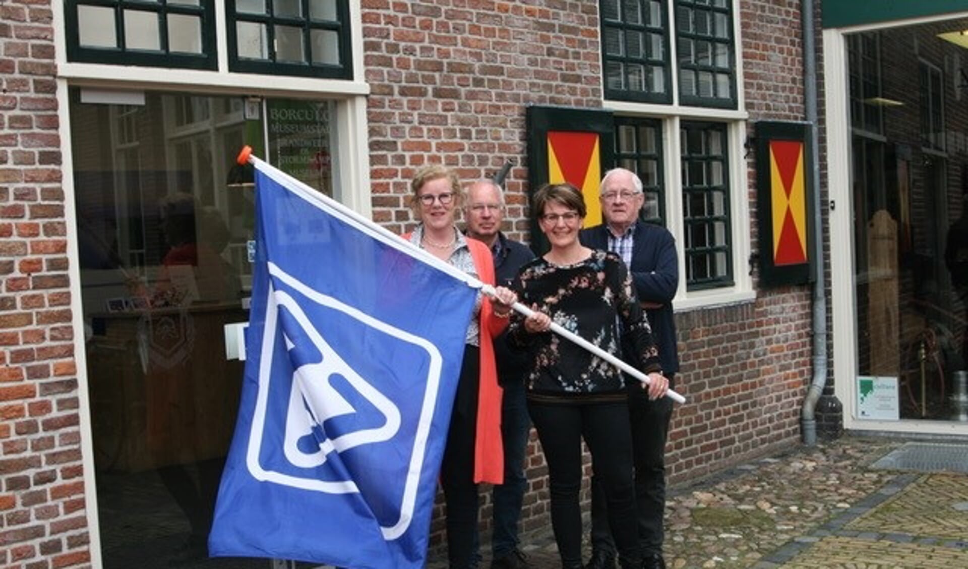 Nu de VVV-vlag weer wappert aan de Hofstraat in Borculo kan iedereen daar ook weer de bekende VVV-bonnen kopen. Foto: Wytske Folkertsma
