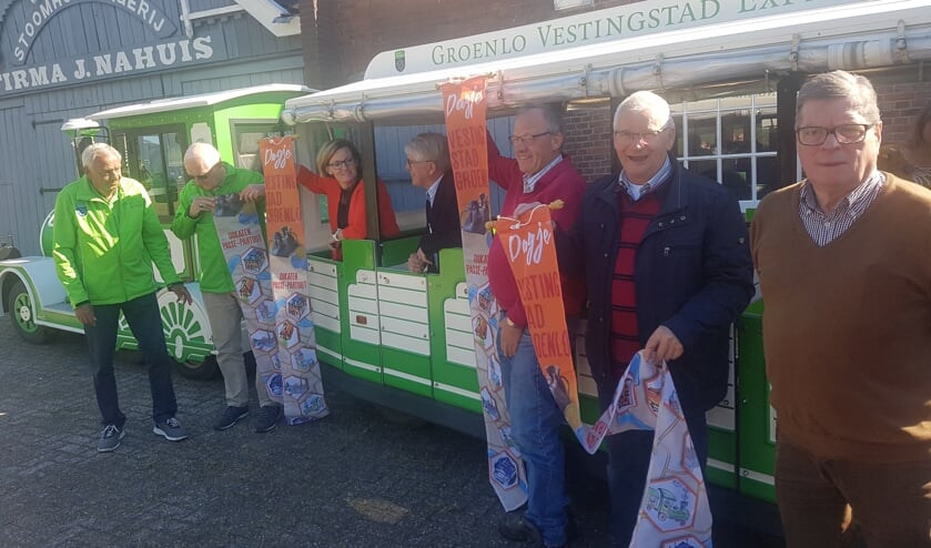 Vertegenwoordigers van de toeristische bezienswaardigheden met de nieuwe vaandels. Foto: Kyra Broshuis