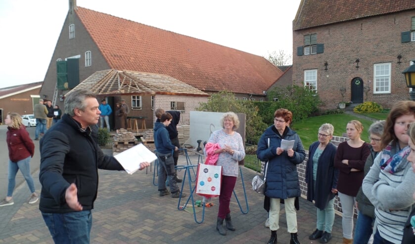 Regisseur Ernst ter Linden is laaiend enthousiast: "Het is zo mooi om te zien hoeveel talent er in onze woongemeenschappen aanwezig is." Foto: Jan Hendriksen