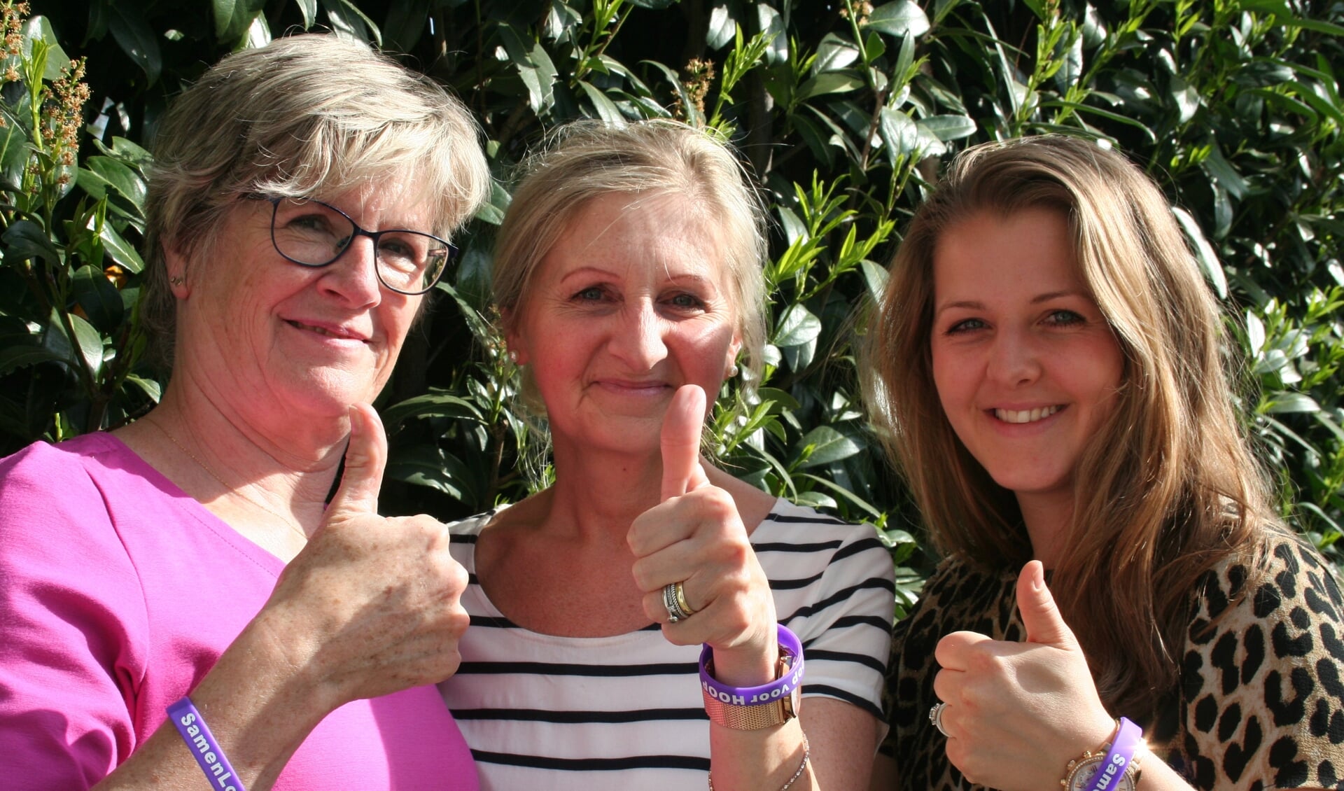 Wil Nijhof, Marianne Kortschot en Kimberly Kortschot met hun paarse SamenLoop voor Hoop armbanden. Foto: Verona Westera